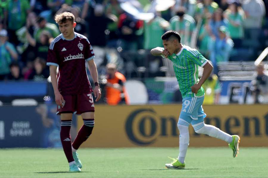 Raúl Ruidíaz celebra uno de sus goles