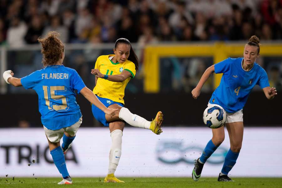 Adriana chuta para marcar o gol da vitória brasileira em Gênova