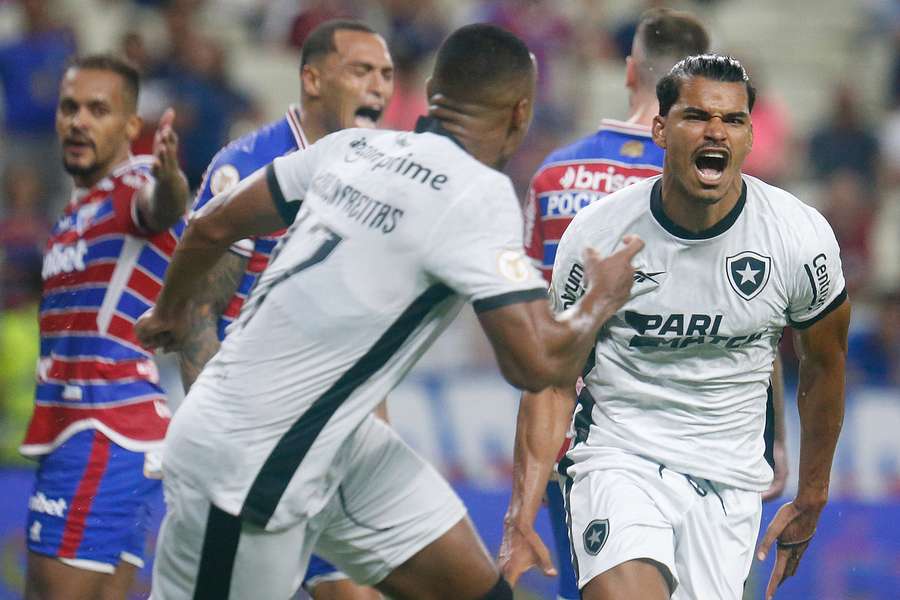 Brasileirão: com gols de Tiquinho Soares, Botafogo bate Fortaleza e segue  líder