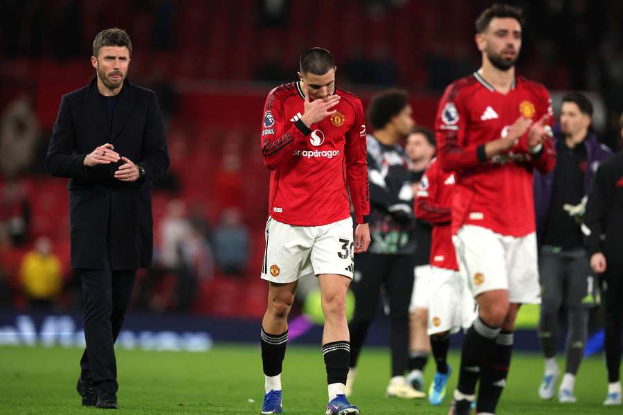 Michael Carrick und Manchester United haben am Montag eine herbe Heimpleite kassiert Michael Carrick und Manchester United haben am Montag eine herbe Heimpleite kassiert