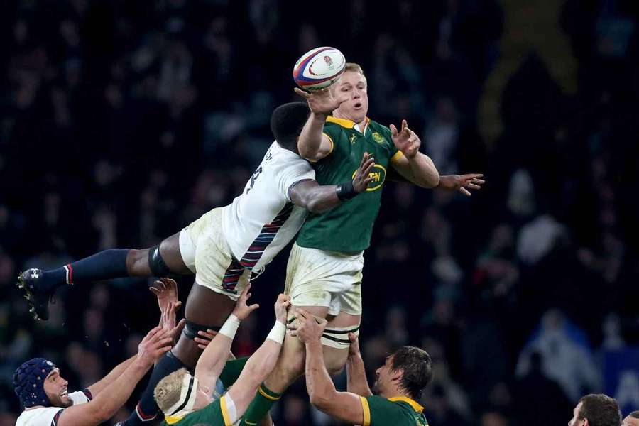 Pieter-Steph du Toit (R) is opnieuw genomineerd om rugbyspeler van het jaar te worden