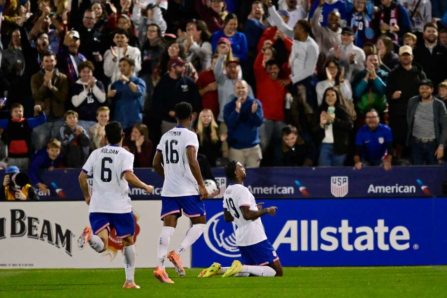 Ian Wrights Doppelpack verhalf USA zum Sieg