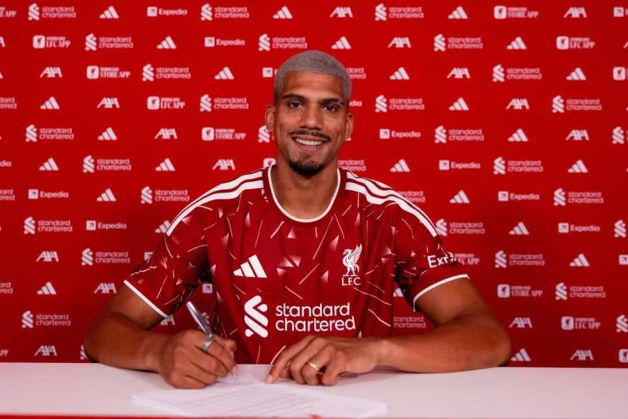Araújo podpisuje kontrakt s Liverpoolom. Araújo podpisuje kontrakt s Liverpoolom.