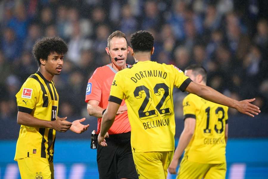 Scheidsrechter die Dortmund geen penalty gaf doet aangifte wegens bedreiging