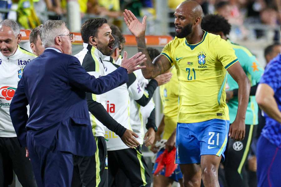 Igor Thiago é cumprimentado por Ancelotti após marcar contra a Croácia Igor Thiago é cumprimentado por Ancelotti após marcar contra a Croácia