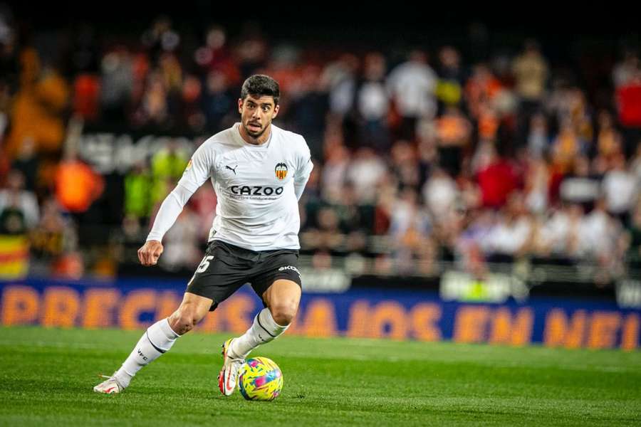 El turco Özkacar seguirá jugando en el Valencia CF