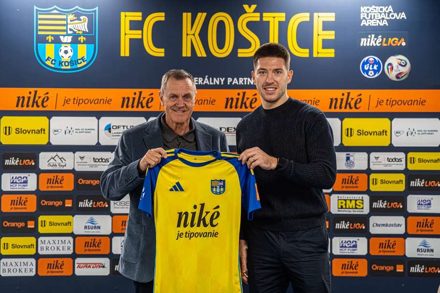 Westley a Lukačevič pózujú s košickým dresom.