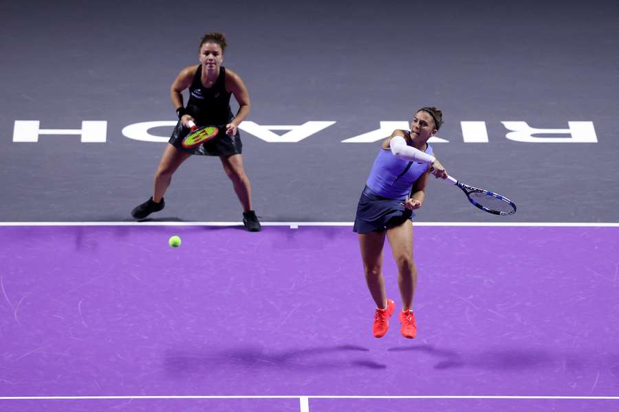 Jasmine Paolini (L) and Sara Errani during their WTA Finals doubles matchup against Asia Muhammad and Demi Schuurs
