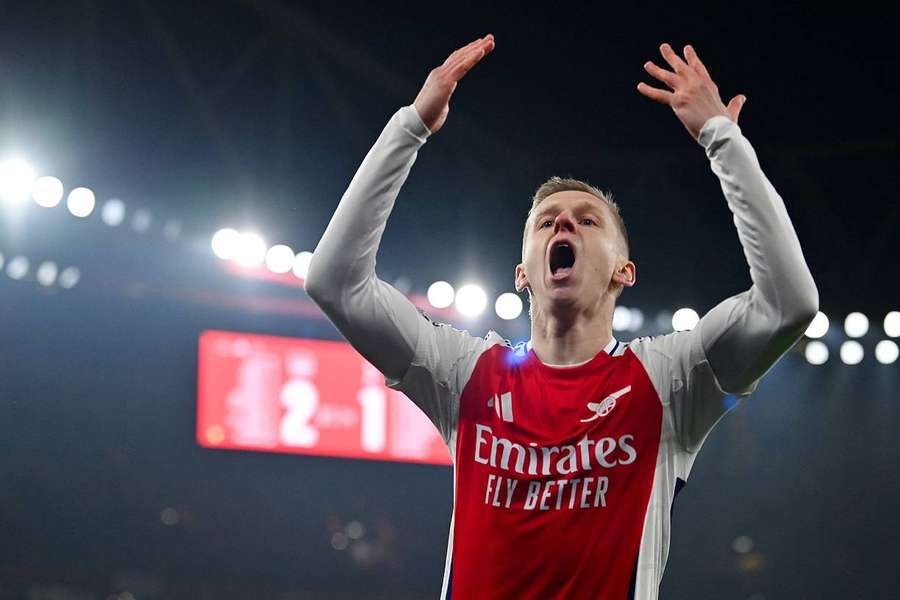 Arsenal a battu Tottenham 2-1 et se rapproche de Liverpool.