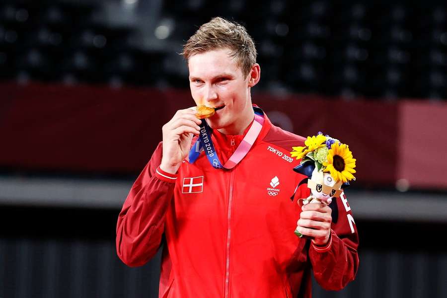 Viktor Axelsen med OL-guldmedaljen i Tokyo.