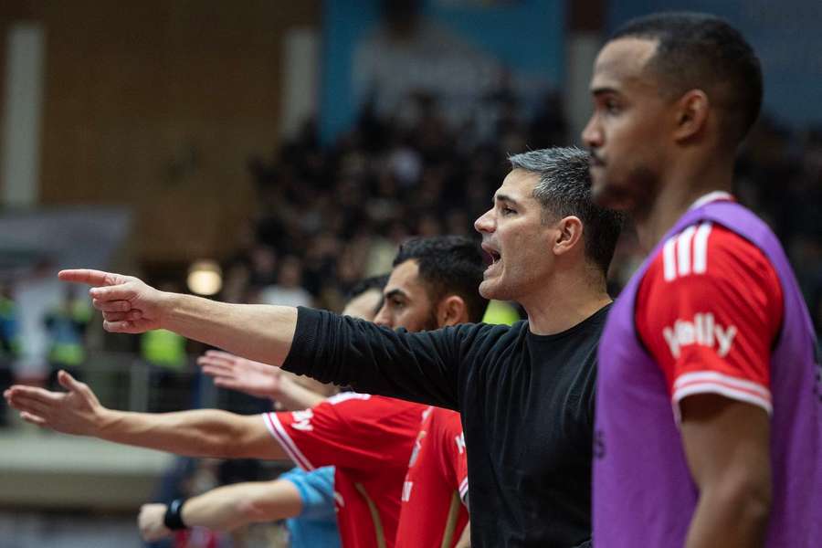 Mário Silva furioso com entrada do suplente Taynan em campo quando o Benfica iniciava um ataque