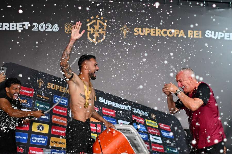 Banho de gatorade no técnico durante a coletiva pós-título Banho de gatorade no técnico durante a coletiva pós-título