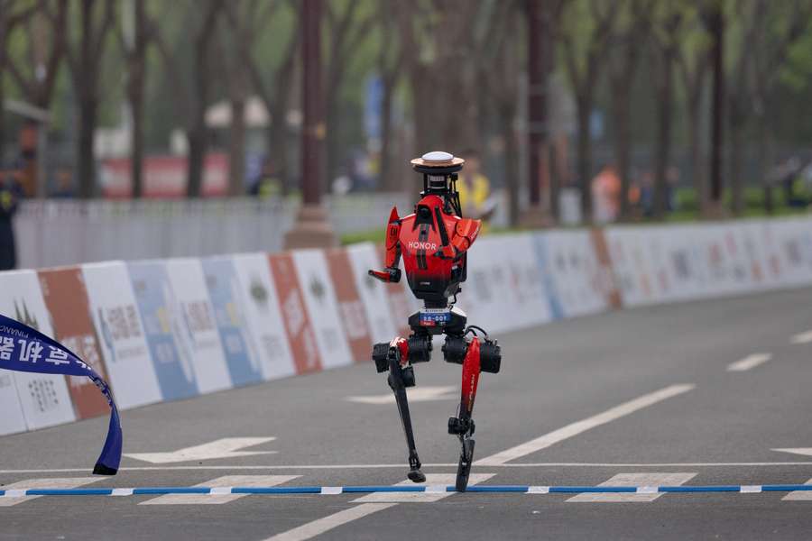 Robot "Lightning" z zespołu Qitian Dasheng wygrywa półmaraton humanoidów w Pekinie w 2026 roku.