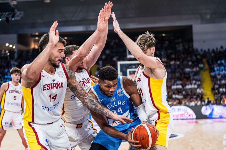 Giannis tenta ultrapassar a defesa espanhola