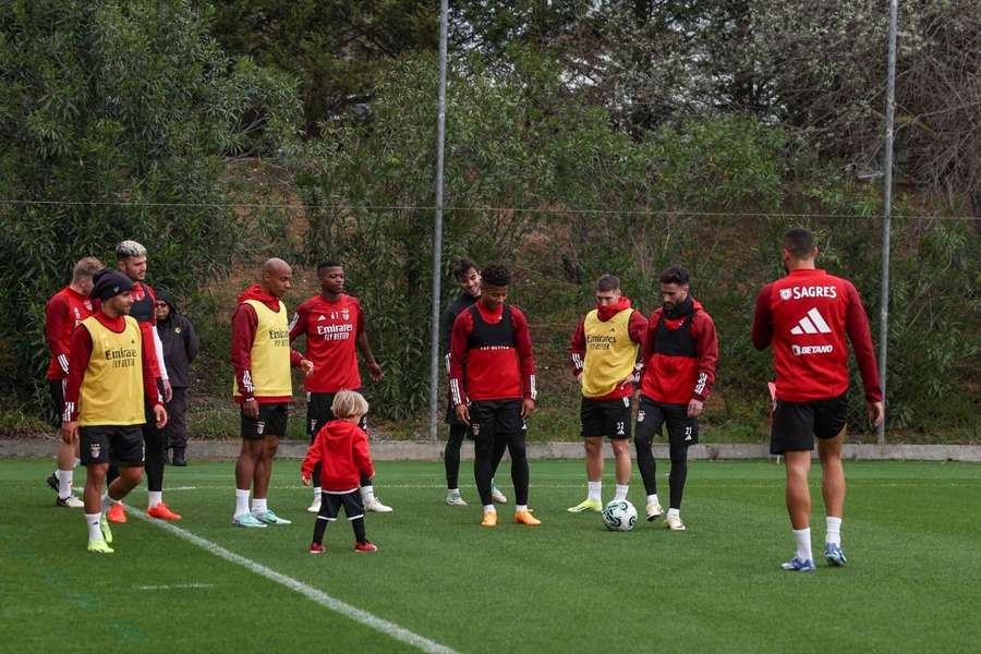 Filhos dos funcionários puderam estar no treino do Benfica
