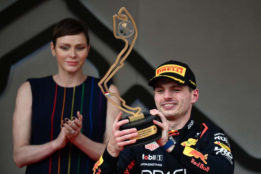 Max Verstappen, piloto da Red Bull Racing, posa com seu troféu no pódio