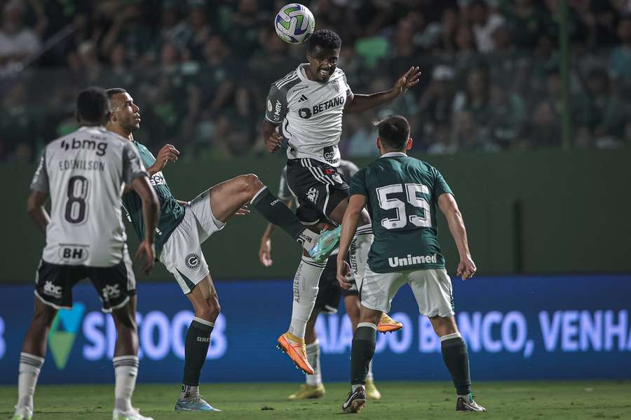 Goiás e Atlético-MG fizeram um jogo de pouca técnica e muita luta