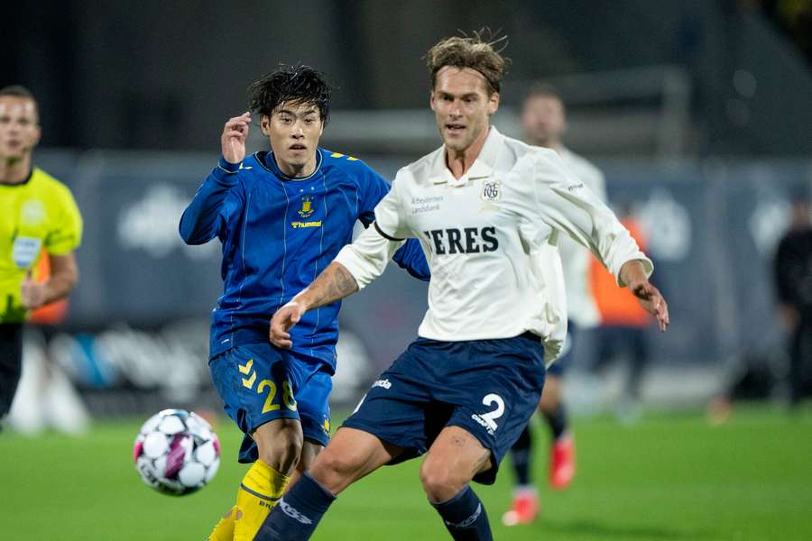 Brøndbys Yuito Suzuki i kamp med AGFs Felix Beijmo under superligakampen mellem AGF og Brøndby IF