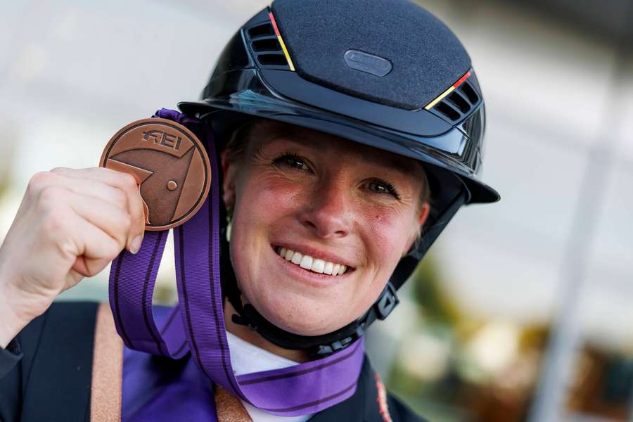 Katharina Hemmer feierte ihre Bronzemedaille bei der Dressur-WM in Aachen. Katharina Hemmer feierte ihre Bronzemedaille bei der Dressur-WM in Aachen.
