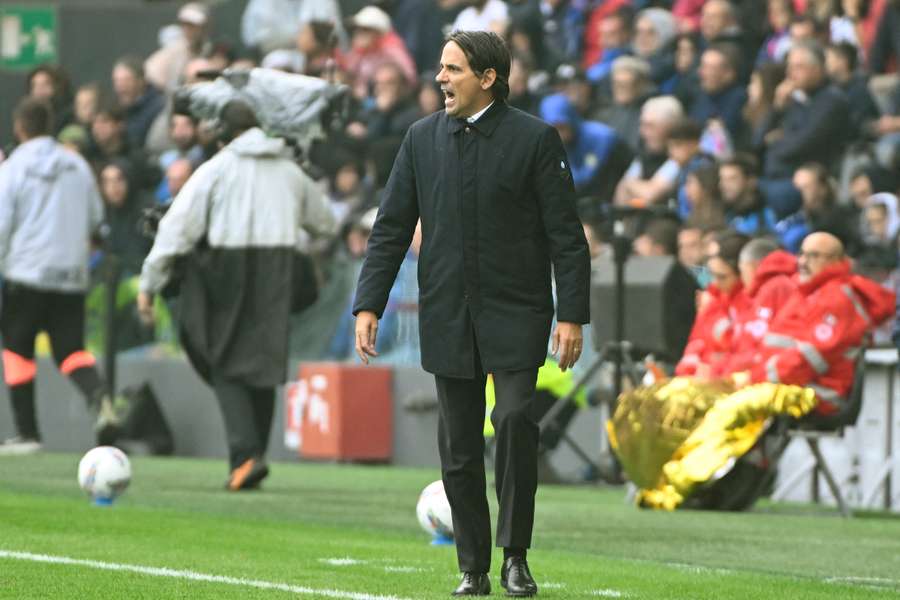 Simone Inzaghi incita i suoi da bordocampo a Udine