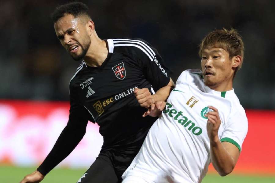 Pablo Roberto (de preto) durante partida da Liga Portugal
