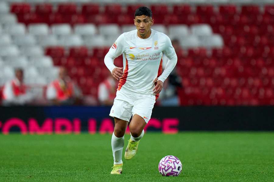 Ezequiel Fernández conduce el balón