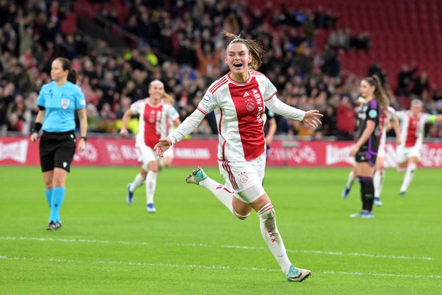 Ajax-vrouwen vieren een doelpunt