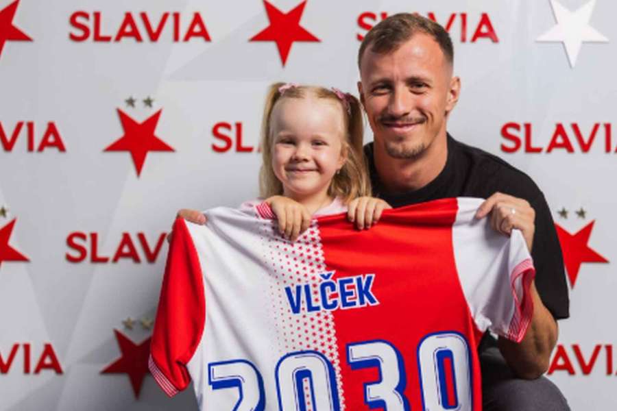 Obránce Slavie Tomáš Vlček chtěl, aby u prodloužení smlouvy v Edenu byla i jeho dcera. Obránce Slavie Tomáš Vlček chtěl, aby u prodloužení smlouvy v Edenu byla i jeho dcera.