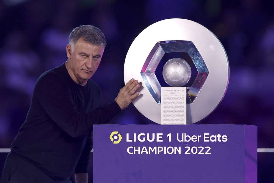 Christophe Galtier pozuje z trofeum po wygraniu Ligue 1 z PSG