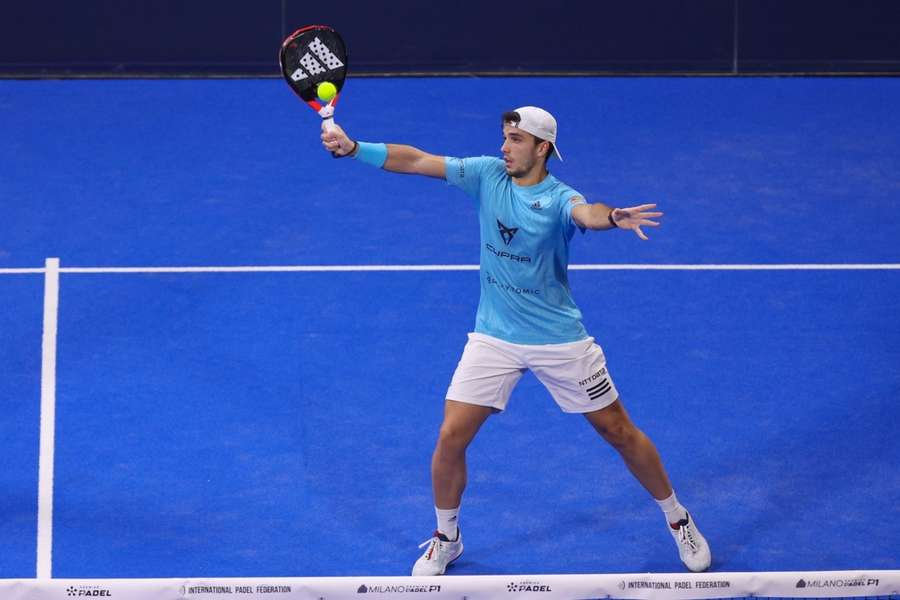 Alejandro Galán durante um torneio do World Padel Tour