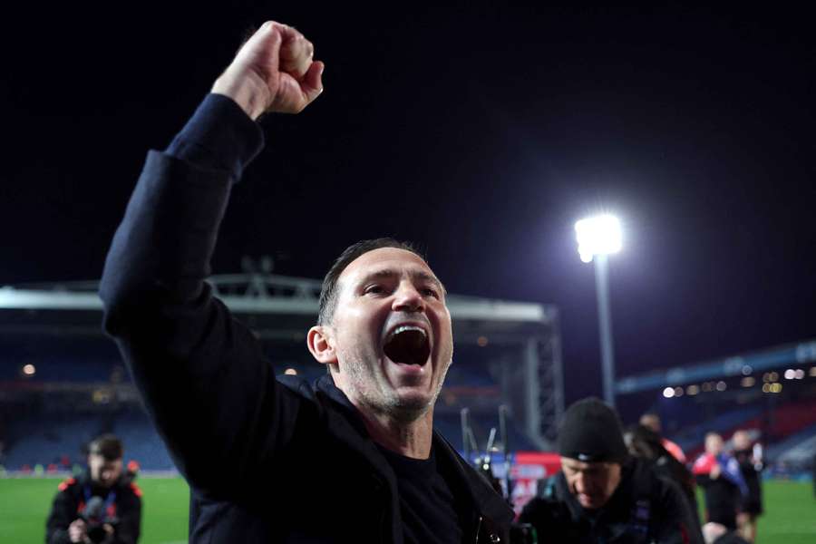 Trenér Coventry City Frank Lampard se raduje z postupu do Premier League.