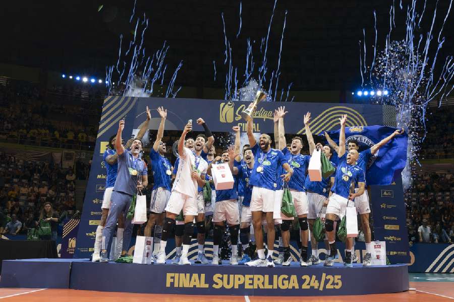 Jogadores do Sada Cruzeiro comemoram o quinto título na temporada Jogadores do Sada Cruzeiro comemoram o quinto título na temporada
