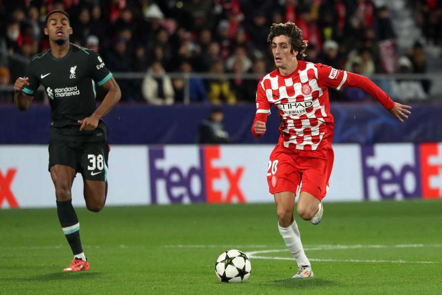 Bryan Gil diante de Gravenberch no jogo entre Girona e Liverpool pela Liga dos Campeões