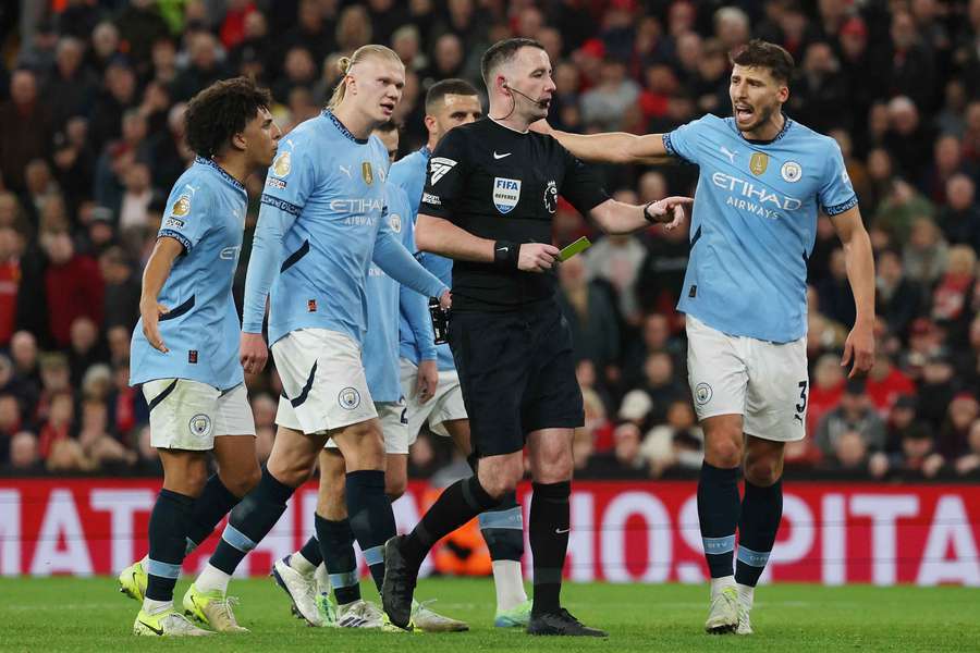 Los jugadores del City apelan después de que se conceda un penalti al Liverpool