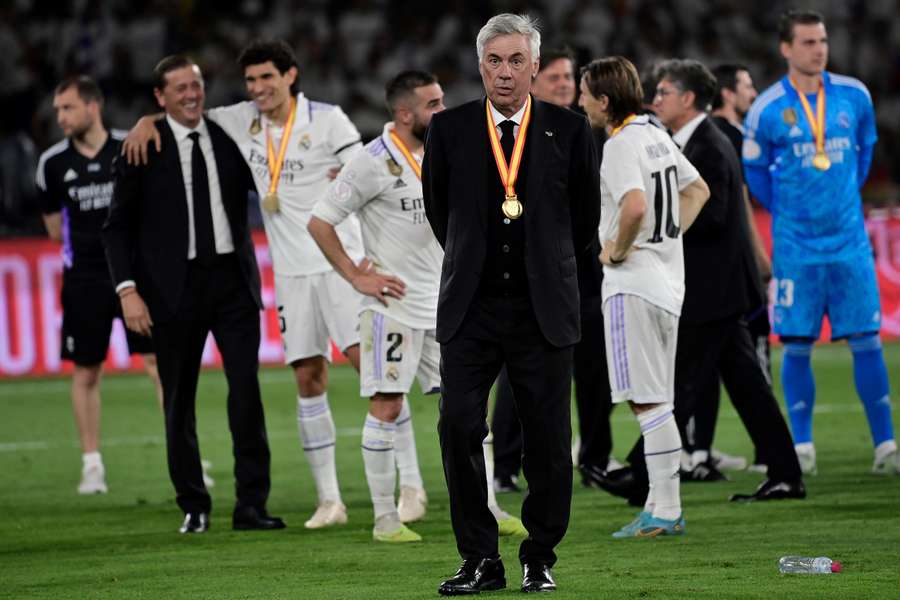 Ancelotti, con su medalla de campéon colgada en el cuello