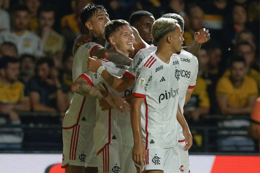 Varela abriu o placar em Criciúma 0x3 Flamengo