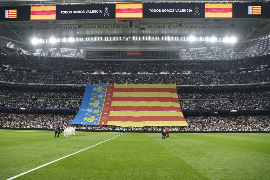 La bandera gigante de la Comunidad Valencia que se mostró en el Bernabéu