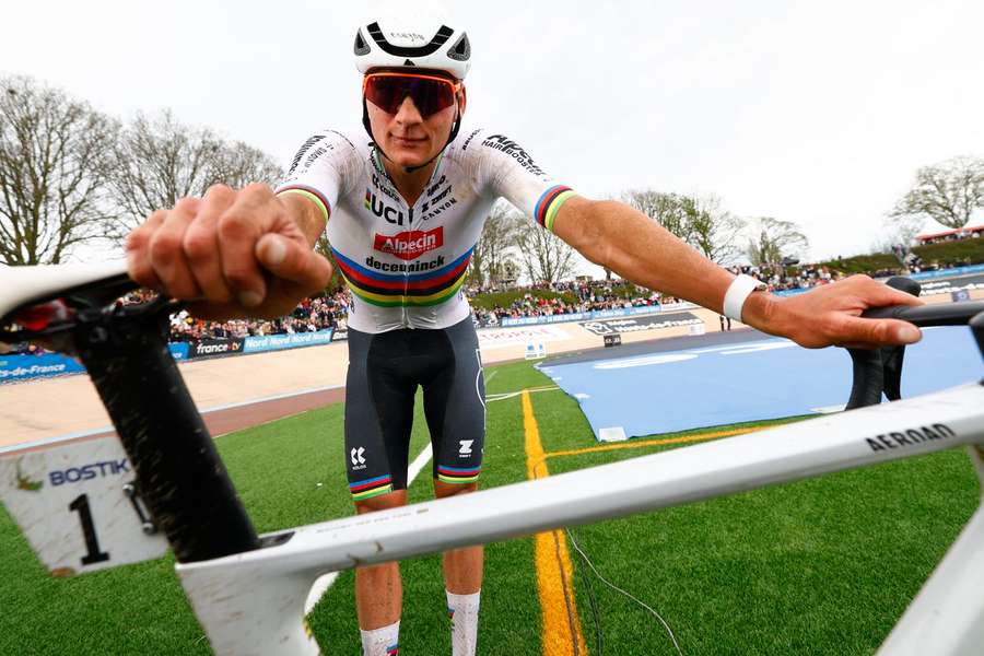 Van der Poel descansa depois de conquistar clássica Paris-Roubaix