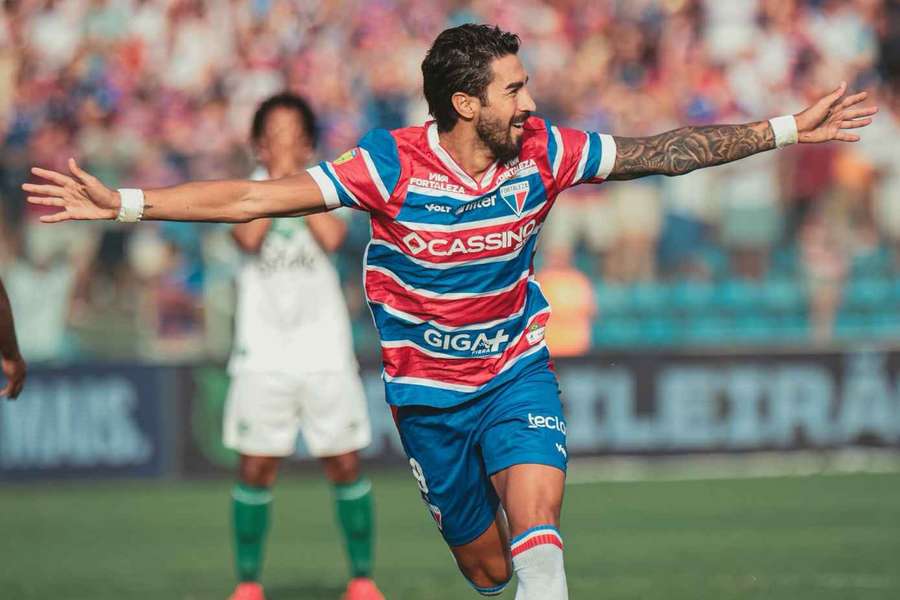 Lucero bisou na goleada do Fortaleza contra o Juventude