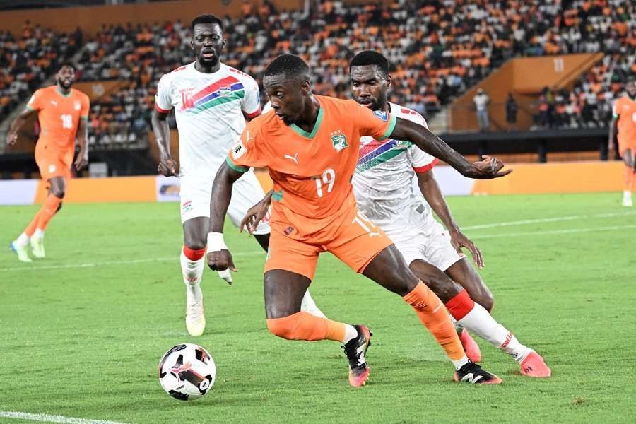 Nicolas Pepe (Costa do Marfim) em ação diante da Gâmbia Nicolas Pepe (Costa do Marfim) em ação diante da Gâmbia