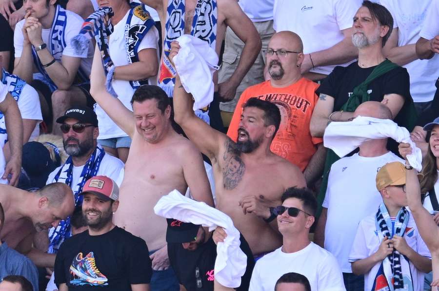 Juliska, nebo Bazaly? Baníku pomohla také úžasná kulisa. V kotli fandil i svlečený Baroš. Juliska, nebo Bazaly? Baníku pomohla také úžasná kulisa. V kotli fandil i svlečený Baroš.