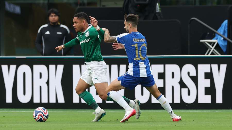 Vitor Roque passou em branco na estreia do Mundial Vitor Roque passou em branco na estreia do Mundial