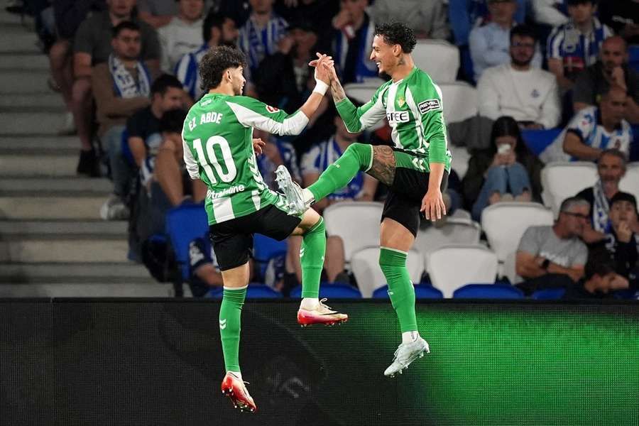Abde y Antony celebran uno de los dos goles del Betis