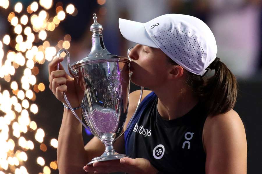 Sabalenka vence jogo adiado por chuva e pega Swiatek na semifinal do WTA  Finals