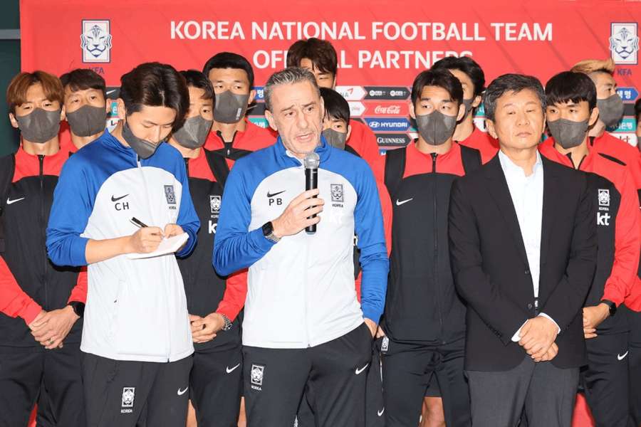 Bento (v strede) po návrate reprezentácie do Južnej Kórey.