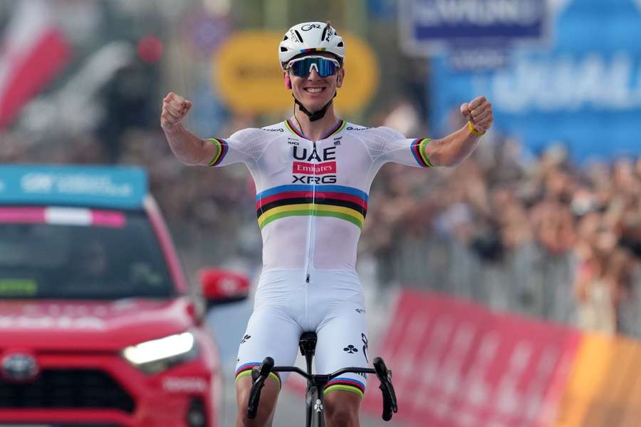 Pogacar sărbătorește câștigarea Il Lombardia pentru al cincilea an consecutiv