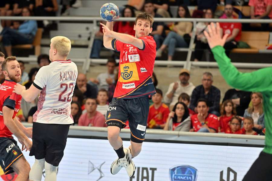 Dani Fernández lanza a puerta durante el España-Letonia