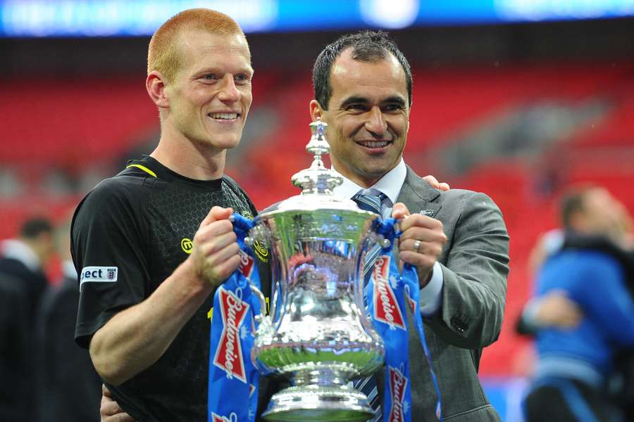 Con la conquista de la FA Cup, Martínez (d.) saltó por primera vez a la escena internacional