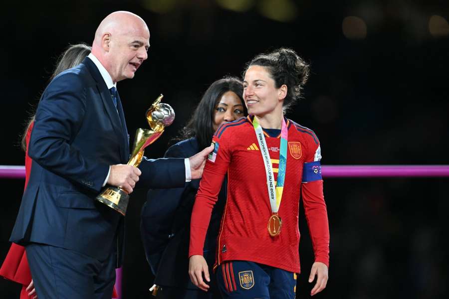 Ivana Andrés con Gianni Infantino, tras ganar el Mundial