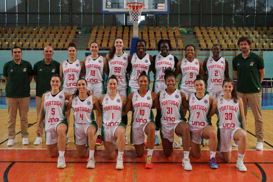Inês Ramos (em baixo à direita) estreia-se na seleção